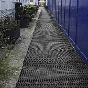 Durable Outdoor Black Rubber Matting with Anti-Slip Cellular Design