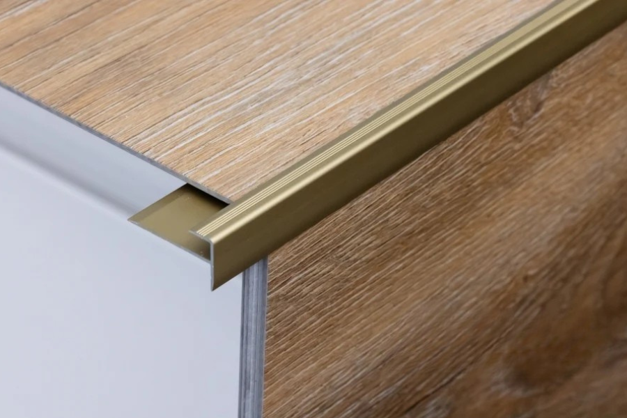 3mm Aluminium Outer Corner Trim – 900mm Anodised Profile for LVT Stair Nosing in Silver, Gold & Champagne